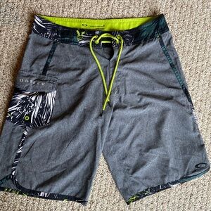 Gray Oakley men’s board shorts